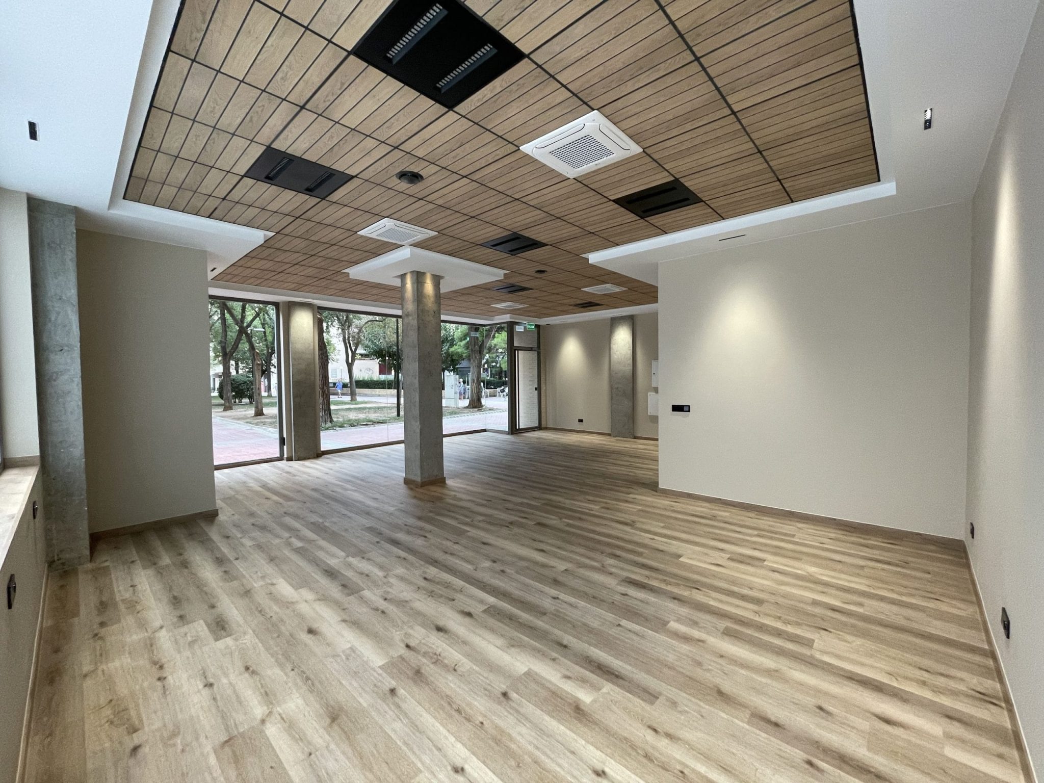 sky-tile-pannelli-controsoffitto-decorati-effetto-legno-rovere-3-scaled